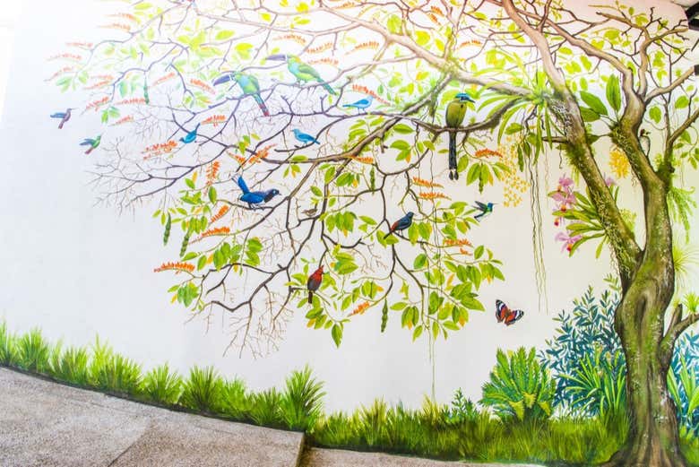 Mural representando la fauna de la finca