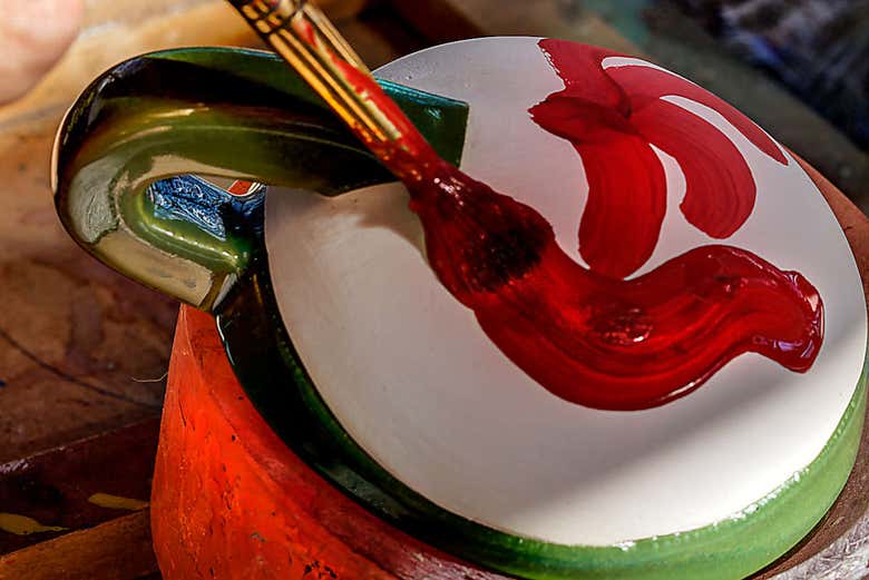 Pintando una taza de cerámica