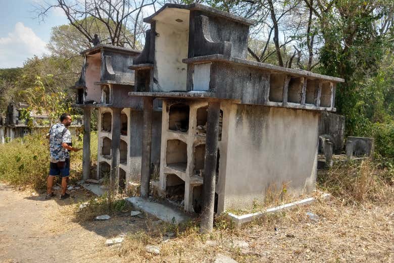 Visitando el cementerio de Armero
