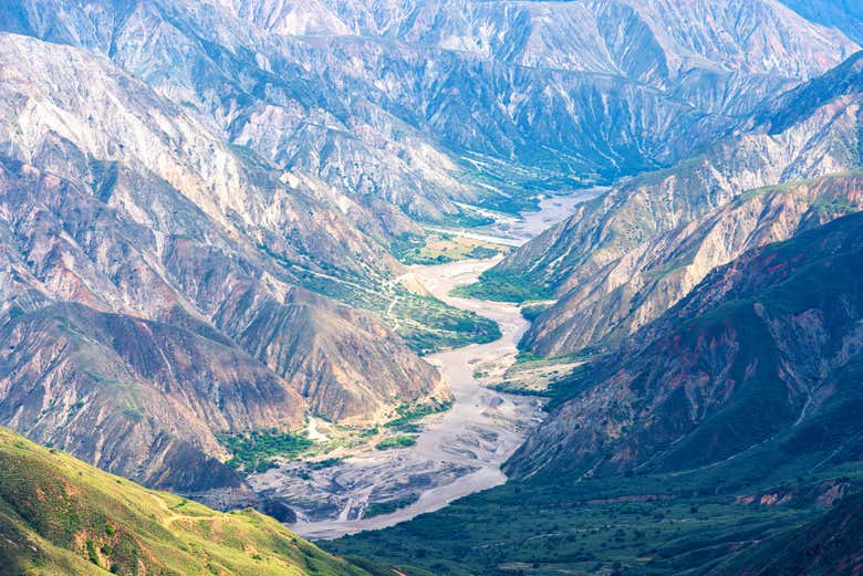 Contemplando el río que fluye en el fondo del cañón