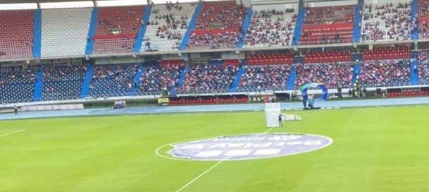 Partido de fútbol en Barranquilla con guía local
