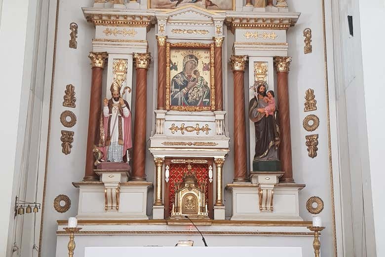 Altar inside the Perpetuo Socorro church