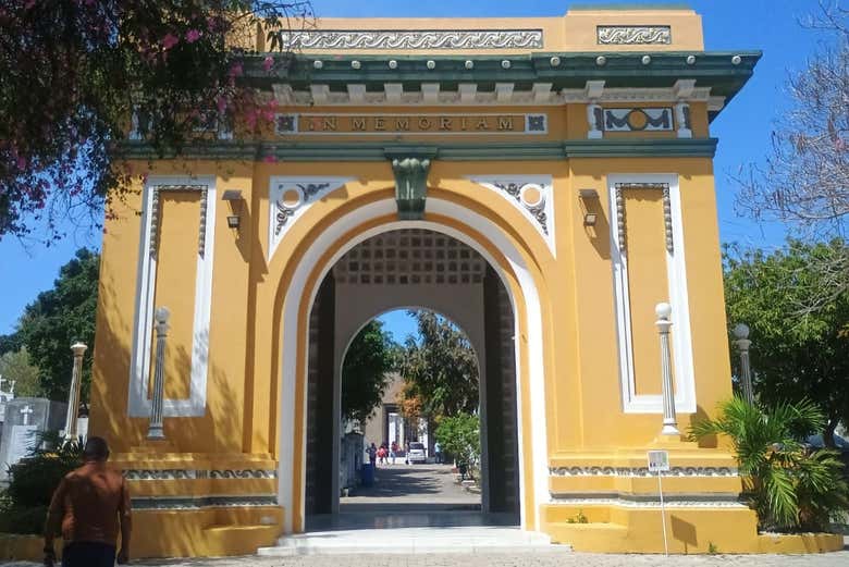 Arco de entrada do cemitério Universal