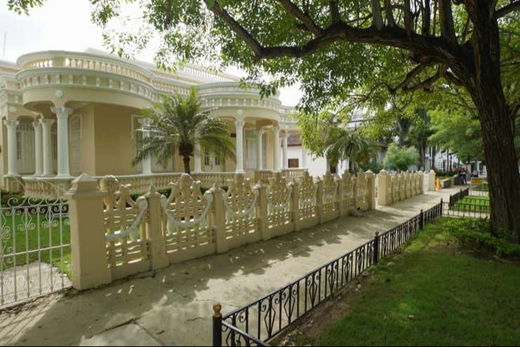 Stroll around the neighborhood of El Prado