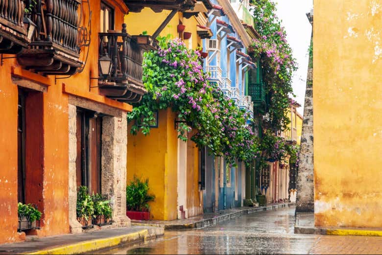 Una de las coloridas calles de Cartagena