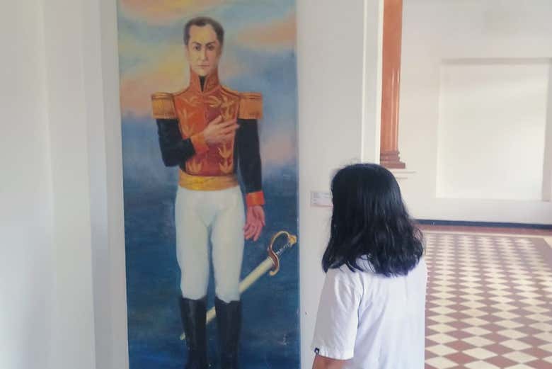 Em frente ao quadro de Simón Bolívar