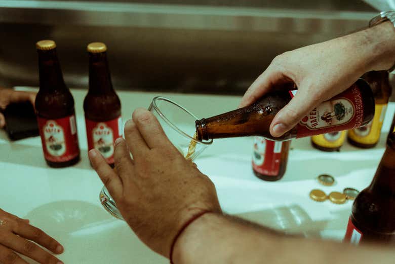 Probando la cerveza Hafen