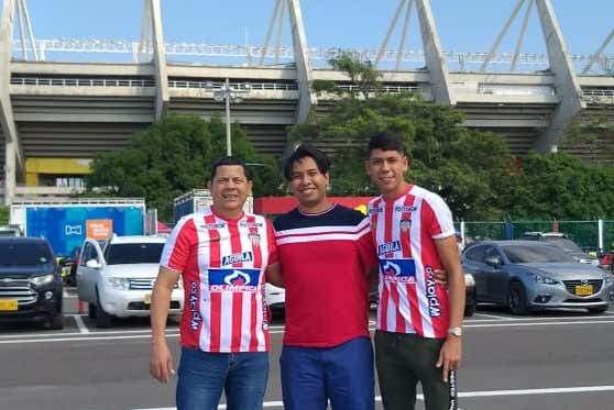 Foto de recuerdo frente al estadio