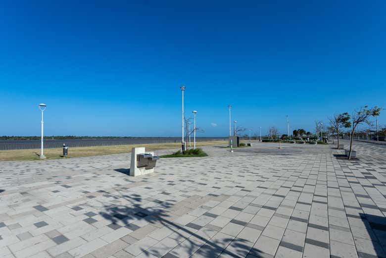 Stroll along the Gran Malecón del Río