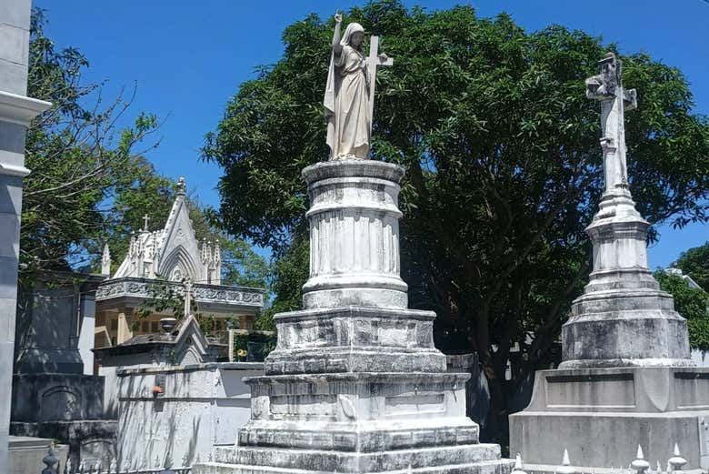 Veremos seus mausoléus ornamentais