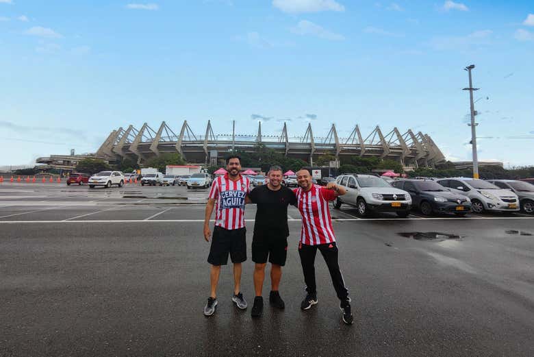 Frente al Estadio Metropolitano Roberto Meléndez