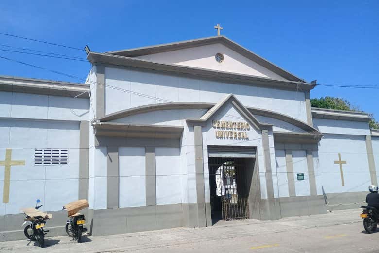 Fachada principal do cemitério Universal