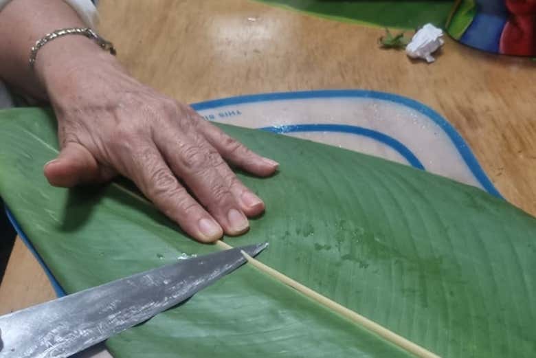 Prepare the banana leaf