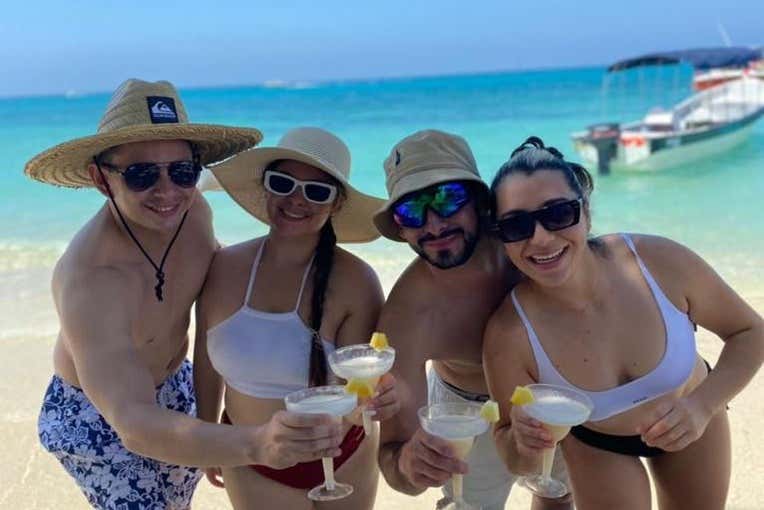 Amici in posa con i cocktail