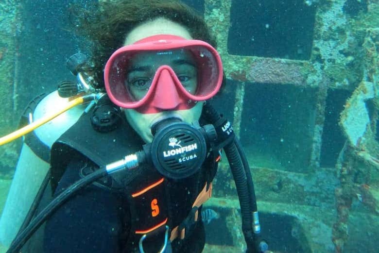 Instructora de buceo lista para la clase