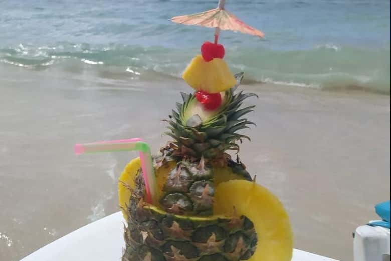 Un cocktail servito dentro un ananas