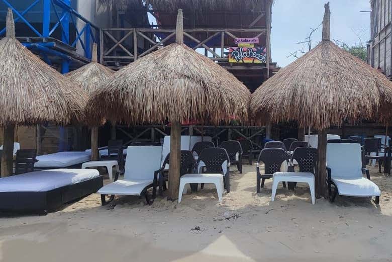 Lettini e ombrelloni del beach club