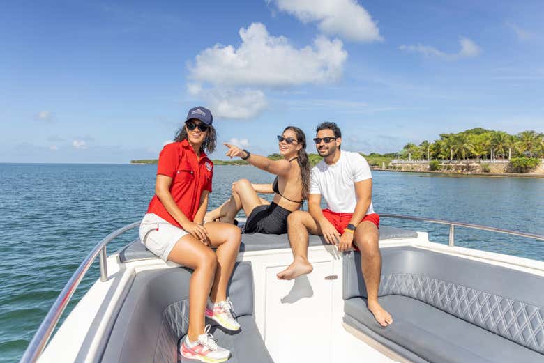 Viajando a bordo de la lancha hacia las islas del Rosario