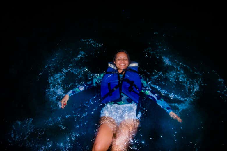 Las aguas brillan debido al plancton luminiscente