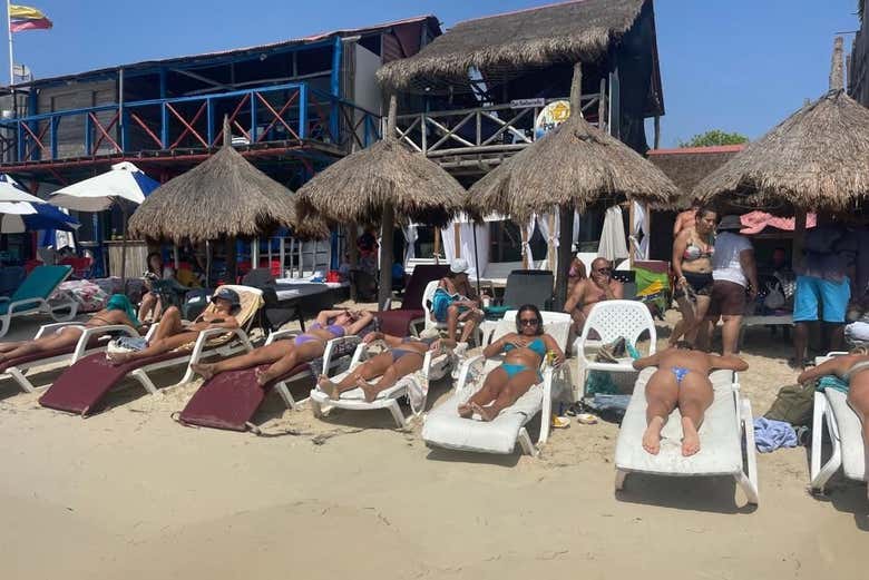 Turisti che prendono il sole nel beach club