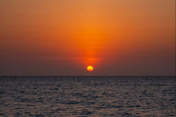 Paseo en barco al atardecer por la bahía de Barú