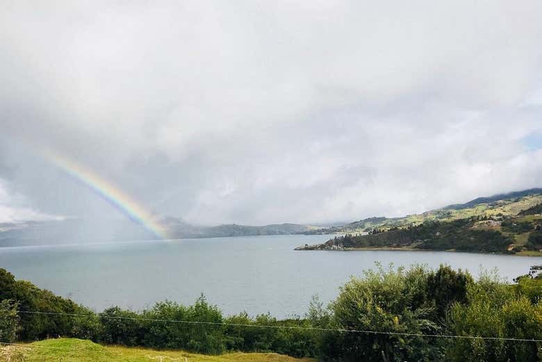 Arco-íris na lagoa de Tota