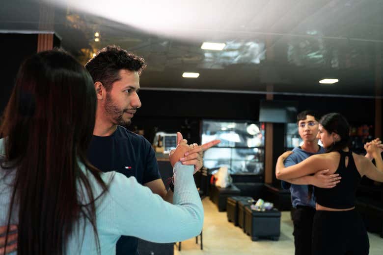 Aprendiendo los movimientos básicos de baile en pareja