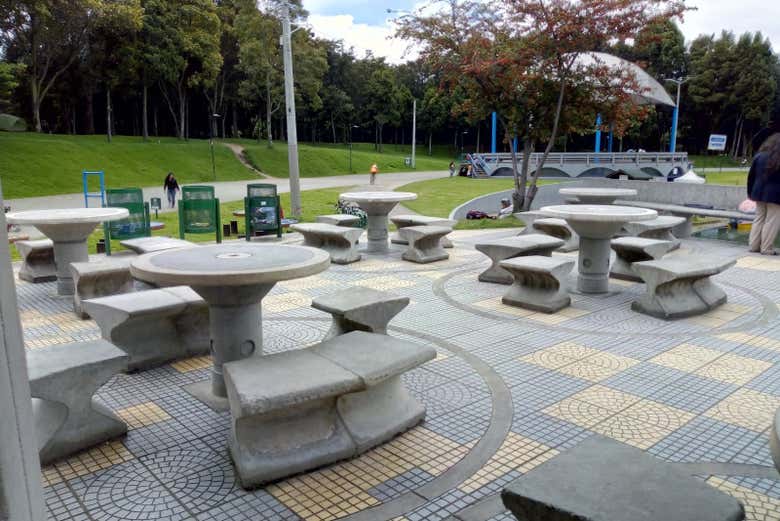 Diferentes espacios de reunión en el parque