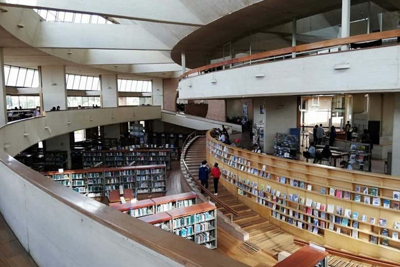 Interior de la Biblioteca Virgilio Barco