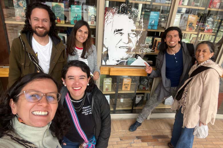 Foto de grupo en el Centro Cultural Gabriel García Márquez