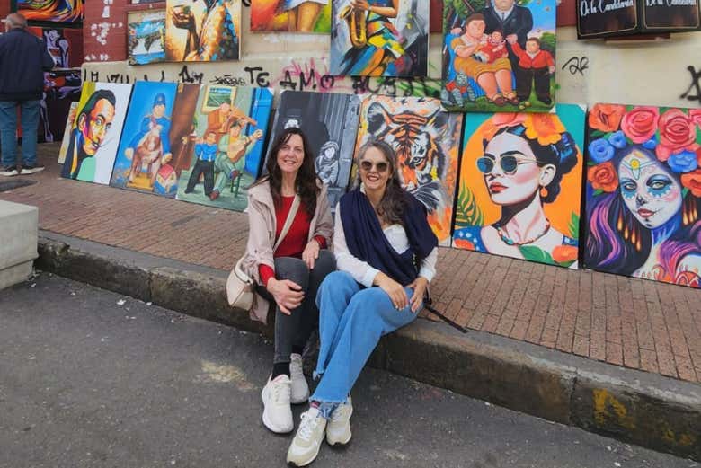 ¡Momento foto en el barrio de La Candelaria!