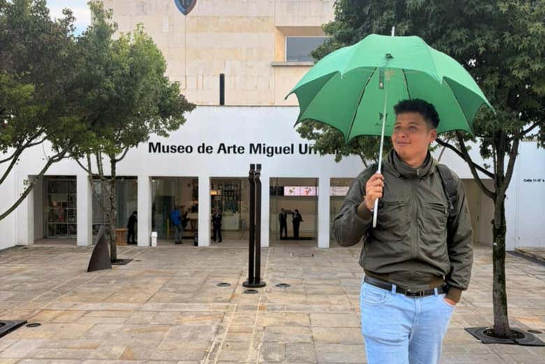 El guía antes de iniciar la visita