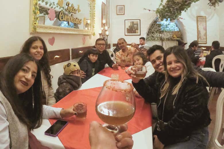 Haciendo un brindis con el grupo