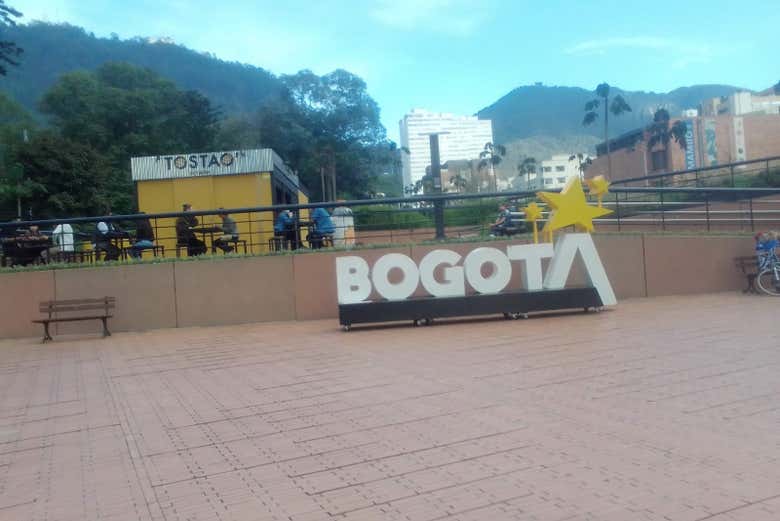 Praça no bairro de San Diego de Bogotá