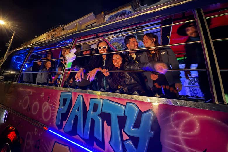 Disfrutando de la fiesta en la chiva