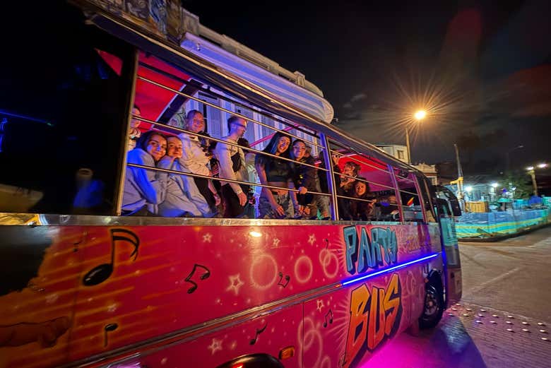 Chiva rumbera preparada para el recorrido