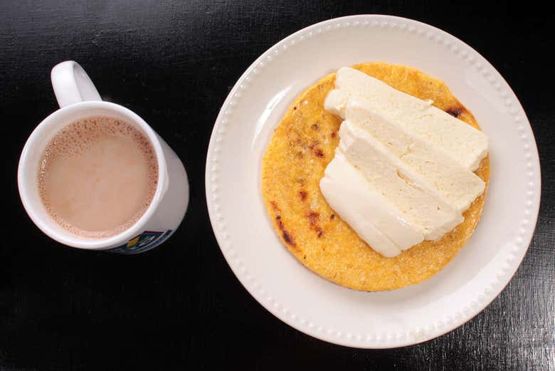 Chocolate quente com arepas e queijo