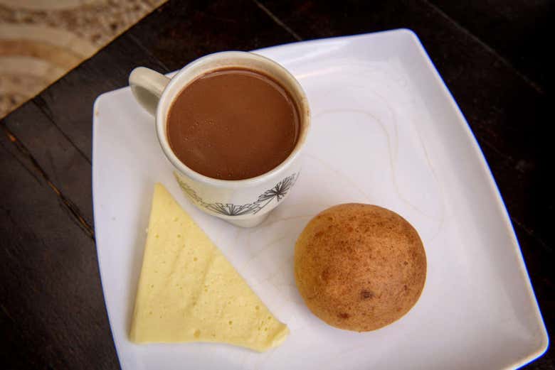 Chocolate quente com queijo e pão de milho caseiro