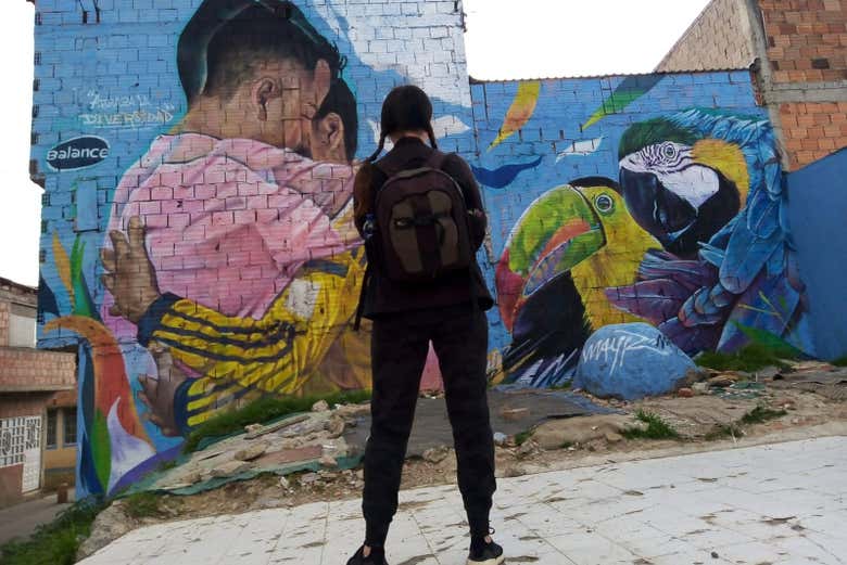 Contemplando uno de los murales de Ciudad Bolívar