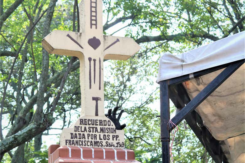 Cruz que comemora uma missão franciscana