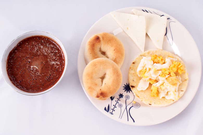 Tour del desayuno colombiano por Bogotá - Civitatis.com