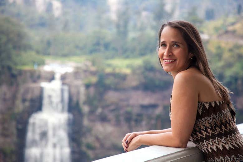 Disfrutando de las vistas a la cascada