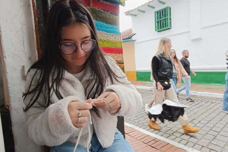 Elaborando mochilas wayuu con lana