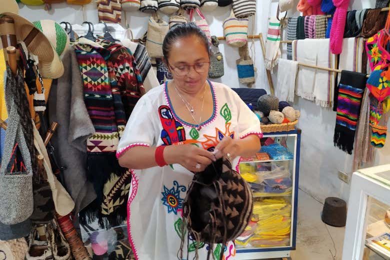 Elaborando mochilas wayuu con lana