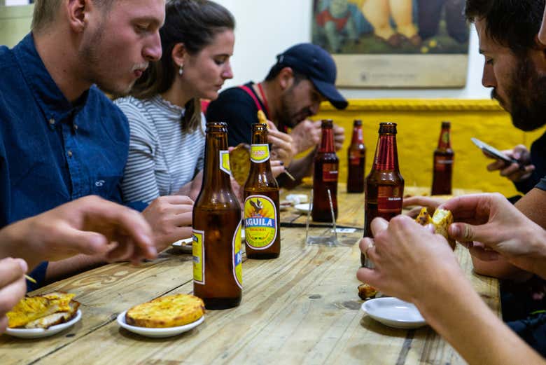 Povando a deliciosa comida de Bogotá