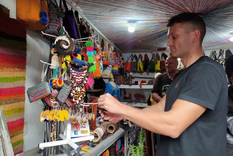 Escogiendo un llavero de souvenir