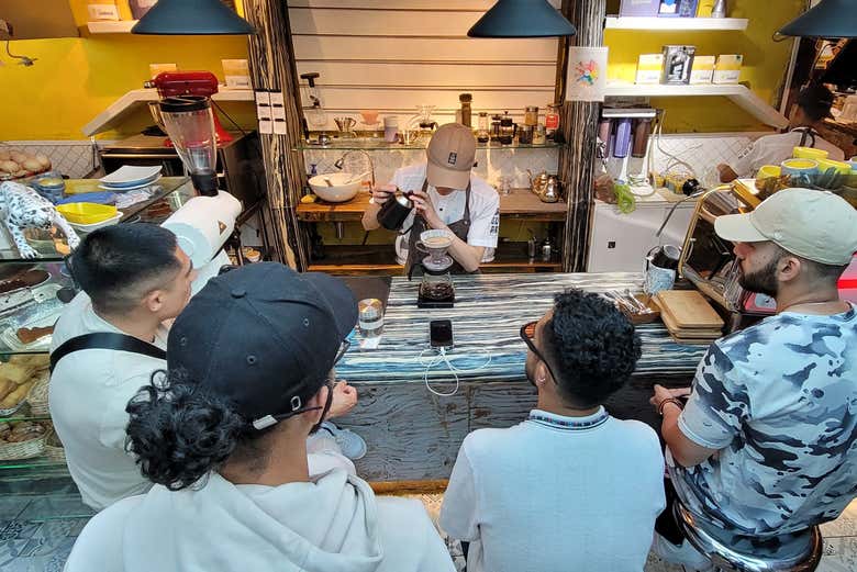 Atendiendo a las explicaciones del maestro cafetero