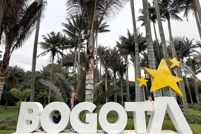 Una familia fotografiándose en el letrero de Bogotá