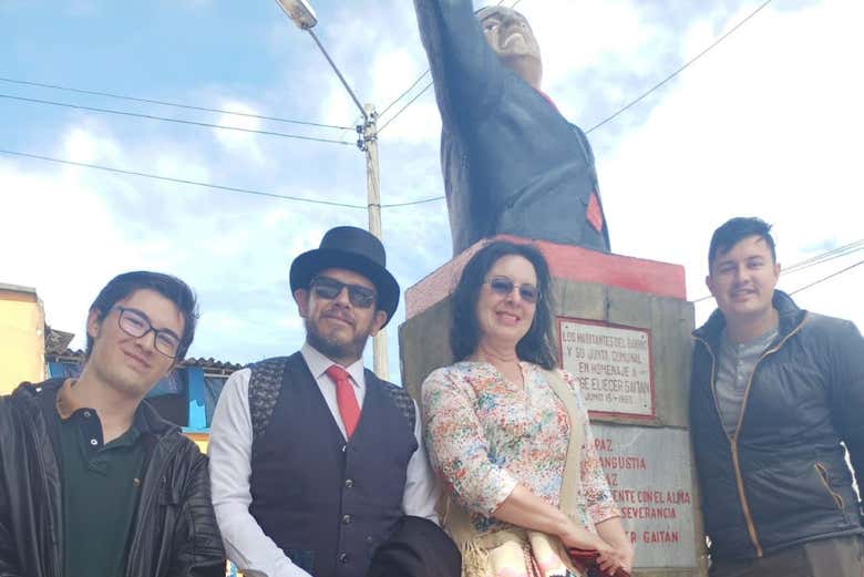 Em frente ao Monumento a Gaitán na Praça Perseverança