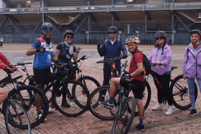 Grupo de turistas durante el tour en bicicleta